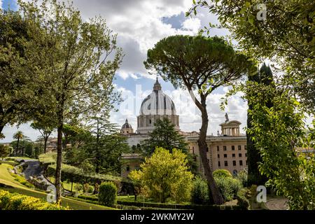 La vue sur la basilique Saint-Pierre met en valeur une promenade dans les jardins papaux du Vatican. Banque D'Images