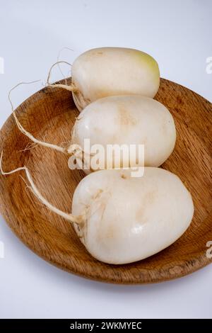 Daikon ou mooli Raphanus sativus longipinnatus, légumes à racines de radis d'hiver légèrement aromatisés sur fond blanc Banque D'Images