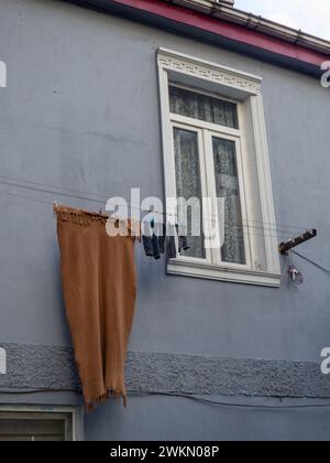 Façade d'une vieille maison. Fenêtre confortable et buanderie sur une corde à linge. Logements des résidents locaux en Géorgie Banque D'Images