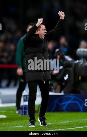 Naples, Italie. 21 février 2024. Xavi Hernandez, entraîneur-chef du FC Barcelone, célèbre lors de la manche de la Ligue des Champions de l'UEFA du 16e match de première manche entre SSC Napoli et FC Barcelone au Stadio Diego Armando Maradona le 14 février 2024 à Rome, en Italie. Crédit : Giuseppe Maffia/Alamy Live News Banque D'Images