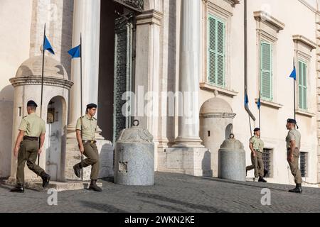 Relève de la garde devant le palais du Quirinal, une des résidences officielles du président de la République italienne, située sur la colline du Quirinal, le Banque D'Images