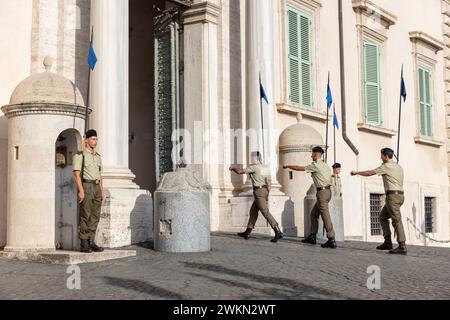 Relève de la garde devant le palais du Quirinal, une des résidences officielles du président de la République italienne, située sur la colline du Quirinal, le Banque D'Images