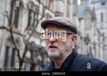 Londres, Royaume-Uni. 21 février 2024. Jeremy Corbyn, ancien chef du Parti travailliste, a donné une interview lors de la manifestation devant la Cour royale de justice. Des centaines de manifestants se sont rassemblés le deuxième jour du procès de Julian Assange devant la Cour royale de justice de Londres, au Royaume-Uni. Les manifestants ont exigé d'abandonner les changements et de le laisser partir librement. Crédit : SOPA images Limited/Alamy Live News Banque D'Images