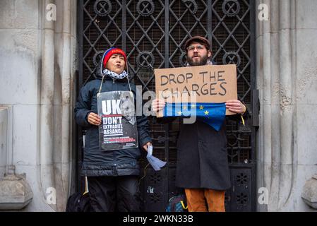 Londres, Royaume-Uni. 21 février 2024. Deux manifestants tiennent des pancartes et crient des slogans devant la Cour royale de justice pendant la manifestation. Des centaines de manifestants se sont rassemblés le deuxième jour du procès de Julian Assange devant la Cour royale de justice de Londres, au Royaume-Uni. Les manifestants ont exigé d'abandonner les changements et de le laisser partir librement. Crédit : SOPA images Limited/Alamy Live News Banque D'Images