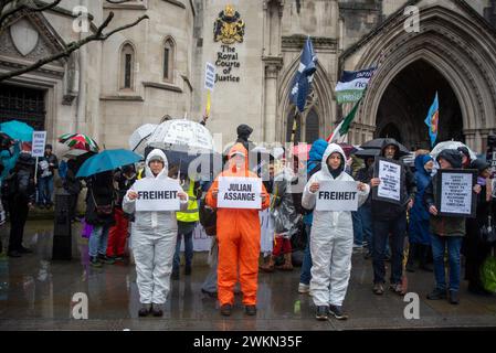 Londres, Royaume-Uni. 21 février 2024. Les manifestants tiennent des pancartes devant la Cour royale de justice pendant la manifestation. Des centaines de manifestants se sont rassemblés le deuxième jour du procès de Julian Assange devant la Cour royale de justice de Londres, au Royaume-Uni. Les manifestants ont exigé d'abandonner les changements et de le laisser partir librement. Crédit : SOPA images Limited/Alamy Live News Banque D'Images