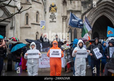 Londres, Royaume-Uni. 21 février 2024. Les manifestants tiennent des pancartes devant la Cour royale de justice pendant la manifestation. Des centaines de manifestants se sont rassemblés le deuxième jour du procès de Julian Assange devant la Cour royale de justice de Londres, au Royaume-Uni. Les manifestants ont exigé d'abandonner les changements et de le laisser partir librement. (Photo de Krisztian Elek/SOPA images/SIPA USA) crédit : SIPA USA/Alamy Live News Banque D'Images