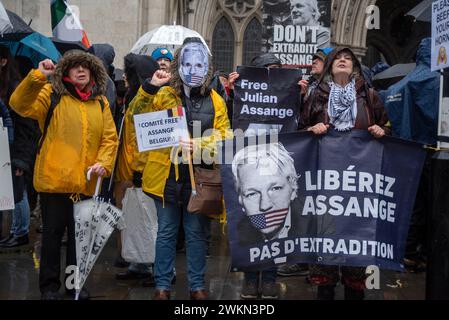 Londres, Royaume-Uni. 21 février 2024. Les manifestants tiennent des pancartes et crient des slogans devant la Cour royale de justice pendant la manifestation. Des centaines de manifestants se sont rassemblés le deuxième jour du procès de Julian Assange devant la Cour royale de justice de Londres, au Royaume-Uni. Les manifestants ont exigé d'abandonner les changements et de le laisser partir librement. (Photo de Krisztian Elek/SOPA images/SIPA USA) crédit : SIPA USA/Alamy Live News Banque D'Images