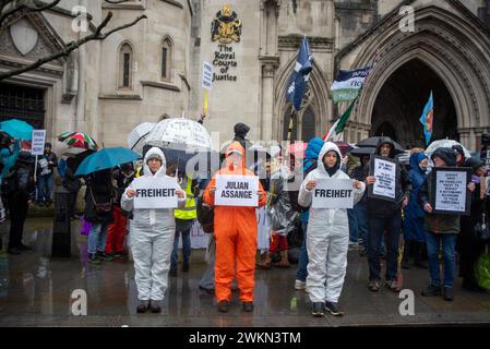 Londres, Royaume-Uni. 21 février 2024. Les manifestants tiennent des pancartes devant la Cour royale de justice pendant la manifestation. Des centaines de manifestants se sont rassemblés le deuxième jour du procès de Julian Assange devant la Cour royale de justice de Londres, au Royaume-Uni. Les manifestants ont exigé d'abandonner les changements et de le laisser partir librement. (Photo de Krisztian Elek/SOPA images/SIPA USA) crédit : SIPA USA/Alamy Live News Banque D'Images