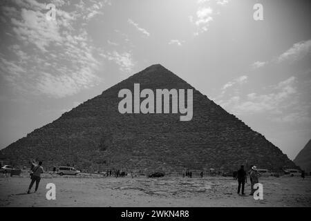 Le Caire, Égypte. 24 mars 2023. La Grande Pyramide de Gizeh, également connue sous le nom de Pyramide de Khoufou, est l'une des dernières merveilles survivantes du monde antique. Témoignant des prouesses architecturales et techniques des anciens Égyptiens, cette structure emblématique continue de captiver les visiteurs par sa grandeur et son mystère, servant de symbole à la riche histoire et à l'héritage culturel de l'Égypte. (Crédit image : © Katrina Kochneva/ZUMA Press Wire) USAGE ÉDITORIAL SEULEMENT! Non destiné à UN USAGE commercial ! Banque D'Images