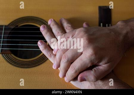 Mains sur le dessus d'une guitare classique. Musique de qualité Banque D'Images