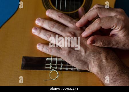 Mains d'un guitariste classique sur le dessus de la guitare. Banque D'Images