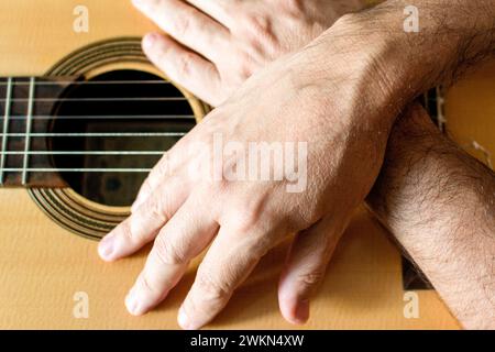 Mains d'un guitariste classique sur le dessus de la guitare. Banque D'Images