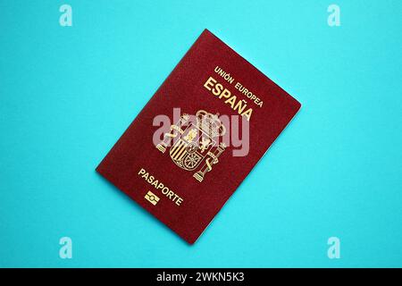 Passeport espagnol rouge de l'Union européenne sur fond bleu gros plan. Tourisme et concept de citoyenneté Banque D'Images