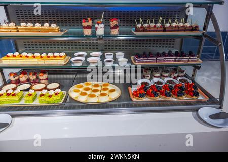 Vue rapprochée d'une étagère avec des pâtisseries et des desserts colorés. Curaçao. Banque D'Images