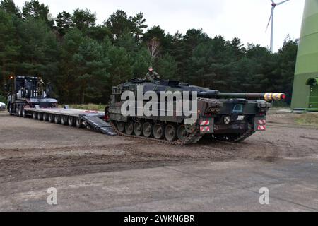 Kampfpanzer Leopard 2 wird auf einen Schwerlasttransporter verladen Ein Kampfpanzer Leopard 2 A7 wird zum weiteren transport auf einen Schwerlasttransporter verladen. Dies erfolgt unter ständiger Vorsicht und mithilfe eines Einweisers, welcher dem Fahrer genaue Kommandos gibt, wie er den Panzer zu fahren Hat. während der Logistikübung Blue Lightning 2023 wurde von der Bundeswehr der Umschlag von Material, die Versorgung durchfahrender Kolonnen sowie der Betrieb einer logistischen basis geübt. Mahlwinkel Sachsen-Anhalt Deutschland *** le char de combat principal Leopard 2 est chargé sur un camion lourd Banque D'Images