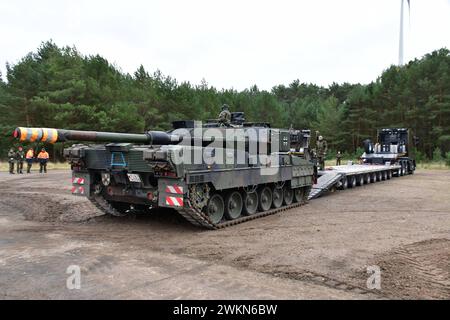 Kampfpanzer Leopard 2 wird auf einen Schwerlasttransporter verladen Ein Kampfpanzer Leopard 2 A7 wird zum weiteren transport auf einen Schwerlasttransporter verladen. Dies erfolgt unter ständiger Vorsicht und mithilfe eines Einweisers, welcher dem Fahrer genaue Kommandos gibt, wie er den Panzer zu fahren Hat. während der Logistikübung Blue Lightning 2023 wurde von der Bundeswehr der Umschlag von Material, die Versorgung durchfahrender Kolonnen sowie der Betrieb einer logistischen basis geübt. Mahlwinkel Sachsen-Anhalt Deutschland *** le char de combat principal Leopard 2 est chargé sur un camion lourd Banque D'Images