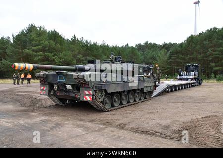 Kampfpanzer Leopard 2 wird auf einen Schwerlasttransporter verladen Ein Kampfpanzer Leopard 2 A7 wird zum weiteren transport auf einen Schwerlasttransporter verladen. Dies erfolgt unter ständiger Vorsicht und mithilfe eines Einweisers, welcher dem Fahrer genaue Kommandos gibt, wie er den Panzer zu fahren Hat. während der Logistikübung Blue Lightning 2023 wurde von der Bundeswehr der Umschlag von Material, die Versorgung durchfahrender Kolonnen sowie der Betrieb einer logistischen basis geübt. Mahlwinkel Sachsen-Anhalt Deutschland *** le char de combat principal Leopard 2 est chargé sur un camion lourd Banque D'Images