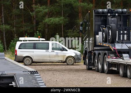 Kampfpanzer Leopard 2 wird auf einen Schwerlasttransporter verladen Ein Kampfpanzer Leopard 2 A7 wird zum weiteren transport auf einen Schwerlasttransporter verladen. Dies erfolgt unter ständiger Vorsicht und mithilfe eines Einweisers, welcher dem Fahrer genaue Kommandos gibt, wie er den Panzer zu fahren Hat. während der Logistikübung Blue Lightning 2023 wurde von der Bundeswehr der Umschlag von Material, die Versorgung durchfahrender Kolonnen sowie der Betrieb einer logistischen basis geübt. Mahlwinkel Sachsen-Anhalt Deutschland *** le char de combat principal Leopard 2 est chargé sur un camion lourd Banque D'Images