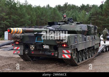 Kampfpanzer Leopard 2 wird auf einen Schwerlasttransporter verladen Ein Kampfpanzer Leopard 2 A7 wird zum weiteren transport auf einen Schwerlasttransporter verladen. Dies erfolgt unter ständiger Vorsicht und mithilfe eines Einweisers, welcher dem Fahrer genaue Kommandos gibt, wie er den Panzer zu fahren Hat. während der Logistikübung Blue Lightning 2023 wurde von der Bundeswehr der Umschlag von Material, die Versorgung durchfahrender Kolonnen sowie der Betrieb einer logistischen basis geübt. Mahlwinkel Sachsen-Anhalt Deutschland *** le char de combat principal Leopard 2 est chargé sur un camion lourd Banque D'Images