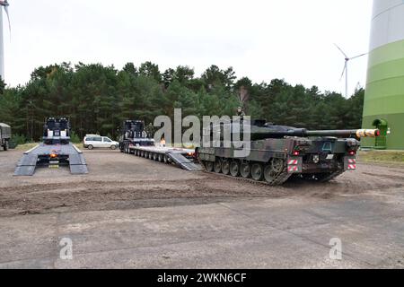 Kampfpanzer Leopard 2 wird auf einen Schwerlasttransporter verladen Ein Kampfpanzer Leopard 2 A7 wird zum weiteren transport auf einen Schwerlasttransporter verladen. Dies erfolgt unter ständiger Vorsicht und mithilfe eines Einweisers, welcher dem Fahrer genaue Kommandos gibt, wie er den Panzer zu fahren Hat. während der Logistikübung Blue Lightning 2023 wurde von der Bundeswehr der Umschlag von Material, die Versorgung durchfahrender Kolonnen sowie der Betrieb einer logistischen basis geübt. Mahlwinkel Sachsen-Anhalt Deutschland *** le char de combat principal Leopard 2 est chargé sur un camion lourd Banque D'Images