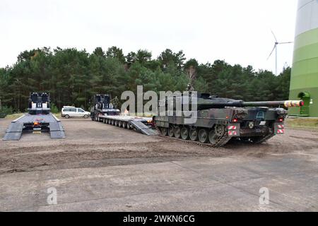 Kampfpanzer Leopard 2 wird auf einen Schwerlasttransporter verladen Ein Kampfpanzer Leopard 2 A7 wird zum weiteren transport auf einen Schwerlasttransporter verladen. Dies erfolgt unter ständiger Vorsicht und mithilfe eines Einweisers, welcher dem Fahrer genaue Kommandos gibt, wie er den Panzer zu fahren Hat. während der Logistikübung Blue Lightning 2023 wurde von der Bundeswehr der Umschlag von Material, die Versorgung durchfahrender Kolonnen sowie der Betrieb einer logistischen basis geübt. Mahlwinkel Sachsen-Anhalt Deutschland *** le char de combat principal Leopard 2 est chargé sur un camion lourd Banque D'Images