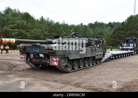 Kampfpanzer Leopard 2 wird auf einen Schwerlasttransporter verladen Ein Kampfpanzer Leopard 2 A7 wird zum weiteren transport auf einen Schwerlasttransporter verladen. Dies erfolgt unter ständiger Vorsicht und mithilfe eines Einweisers, welcher dem Fahrer genaue Kommandos gibt, wie er den Panzer zu fahren Hat. während der Logistikübung Blue Lightning 2023 wurde von der Bundeswehr der Umschlag von Material, die Versorgung durchfahrender Kolonnen sowie der Betrieb einer logistischen basis geübt. Mahlwinkel Sachsen-Anhalt Deutschland *** le char de combat principal Leopard 2 est chargé sur un camion lourd Banque D'Images