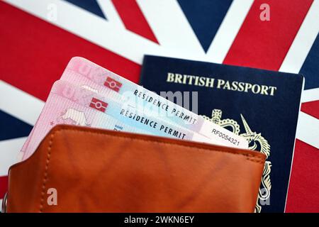 Permis de séjour carte BRP et passeport britannique du Royaume-Uni sur drapeau Union Jack gros plan Banque D'Images