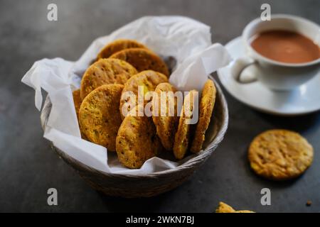 Mathri ou crackers de blé - snacks indiens salés Diwali Banque D'Images