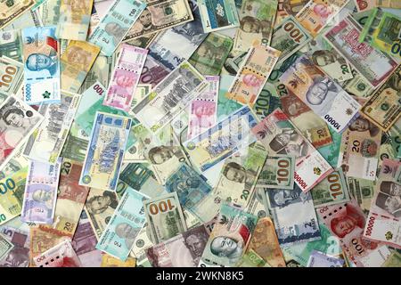 Beaucoup de billets de monnaie différente. Fond de grande quantité de factures d'argent aléatoires en gros plan Banque D'Images