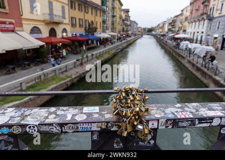 L'amour s'enferme au-dessus du Grand canal à Milan. Banque D'Images