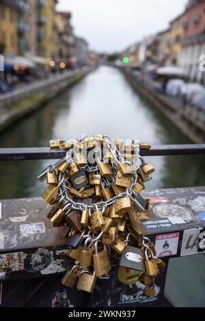 L'amour s'enferme au-dessus du Grand canal à Milan. Banque D'Images