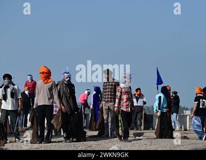 Chandigarh, Inde. 21 février 2024. Ambala, INDE - 21 FÉVRIER : action policière contre des agriculteurs agités à Shambhu frontière du Pendjab et de l'Haryana le 21 février 2024 près d'Ambala, en Inde. La situation aux postes-frontières de Shambhu et Khanauri, dans le Pendjab-Haryana, est devenue intense après un affrontement entre les agriculteurs protestataires et la police du Haryana, lorsque les premiers ont tenté de briser les barricades pendant leur marche à Delhi Chalo et que la police a tiré des obus de gaz lacrymogènes pour les disperser. (Photo de ravi Kumar/Hindustan Times/Sipa USA) crédit : Sipa USA/Alamy Live News Banque D'Images