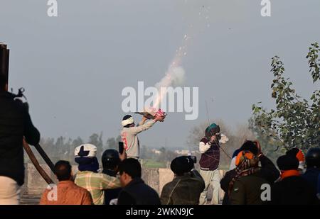 Chandigarh, Inde. 21 février 2024. Ambala, INDE - 21 FÉVRIER : action policière contre des agriculteurs agités à Shambhu frontière du Pendjab et de l'Haryana le 21 février 2024 près d'Ambala, en Inde. La situation aux postes-frontières de Shambhu et Khanauri, dans le Pendjab-Haryana, est devenue intense après un affrontement entre les agriculteurs protestataires et la police du Haryana, lorsque les premiers ont tenté de briser les barricades pendant leur marche à Delhi Chalo et que la police a tiré des obus de gaz lacrymogènes pour les disperser. (Photo de ravi Kumar/Hindustan Times/Sipa USA) crédit : Sipa USA/Alamy Live News Banque D'Images