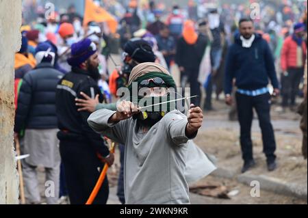 Chandigarh, Inde. 21 février 2024. Ambala, INDE - 21 FÉVRIER : action policière contre des agriculteurs agités à Shambhu frontière du Pendjab et de l'Haryana le 21 février 2024 près d'Ambala, en Inde. La situation aux postes-frontières de Shambhu et Khanauri, dans le Pendjab-Haryana, est devenue intense après un affrontement entre les agriculteurs protestataires et la police du Haryana, lorsque les premiers ont tenté de briser les barricades pendant leur marche à Delhi Chalo et que la police a tiré des obus de gaz lacrymogènes pour les disperser. (Photo de ravi Kumar/Hindustan Times/Sipa USA) crédit : Sipa USA/Alamy Live News Banque D'Images