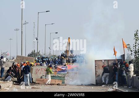 Chandigarh, Inde. 21 février 2024. Ambala, INDE - 21 FÉVRIER : action policière contre des agriculteurs agités à Shambhu frontière du Pendjab et de l'Haryana le 21 février 2024 près d'Ambala, en Inde. La situation aux postes-frontières de Shambhu et Khanauri, dans le Pendjab-Haryana, est devenue intense après un affrontement entre les agriculteurs protestataires et la police du Haryana, lorsque les premiers ont tenté de briser les barricades pendant leur marche à Delhi Chalo et que la police a tiré des obus de gaz lacrymogènes pour les disperser. (Photo de ravi Kumar/Hindustan Times/Sipa USA) crédit : Sipa USA/Alamy Live News Banque D'Images