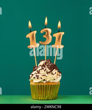 Bougie d'anniversaire numéro 131 - carte d'anniversaire verticale avec fond vert Banque D'Images