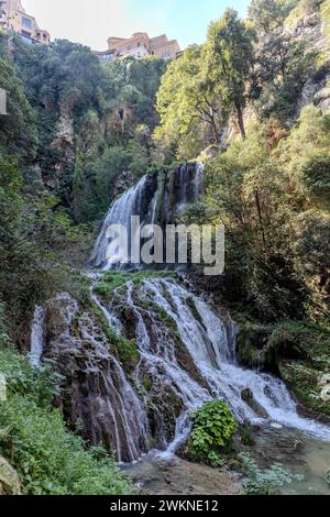 Parco Villa Gregoriana est un cadre public à Tivoli le long de la rivière Aniene qui comprend des canyons luxuriants, des grottes serpentant à travers les falaises et de grandes Banque D'Images