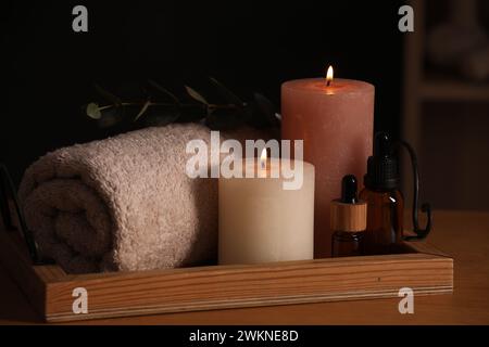 Belle composition avec différents produits de spa sur table en bois Banque D'Images