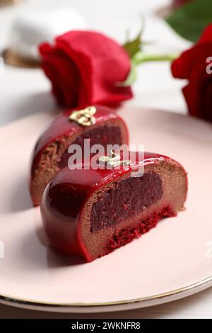 Prog Saint Valentin. Morceaux de délicieux gâteau servi sur la table, gros plan Banque D'Images