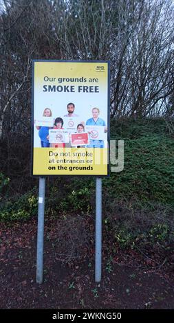 Panneau d'entrée de l'hôpital NHS « nos terrains sont non-fumeurs, ne fumez pas aux entrées ou sur le terrain » Banque D'Images