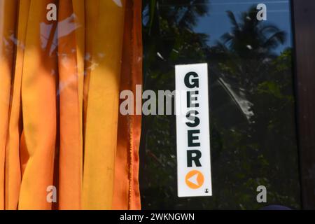 Il est écrit "glisser" à l'entrée d'un magasin. Banque D'Images