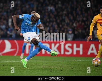 Naples, Italie. 21 février 2024. Victor Osimhen de Napoli marque son but lors de la ronde de l'UEFA Champions League du 16e match de 1ère manche entre Napoli et Barcelone à Naples, en Italie, le 21 février 2024. Crédit : Alberto Lingria/Xinhua/Alamy Live News Banque D'Images