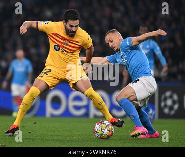 Naples, Italie. 21 février 2024. Stanislav Lobotka (R) de Napoli affronte Ilkay Gundogan de Barcelone lors de la manche de l'UEFA Champions League du 16e match aller-retour entre Napoli et Barcelone à Naples, en Italie, le 21 février 2024. Crédit : Alberto Lingria/Xinhua/Alamy Live News Banque D'Images