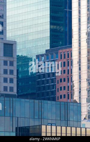 Immeubles d'appartements de construction urbaine modernes avec fenêtres en verre et formes et motifs abstraits, Melbourne Australie. Banque D'Images