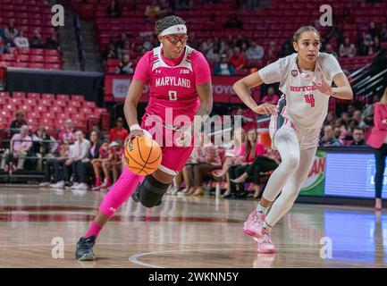 College Park, États-Unis. 21 février 2024. COLLEGE PARK, MD : - 21 FÉVRIER : la garde des Terrapins du Maryland Shyanne Sellers (0) dribble devant la garde des Rutgers Scarlet Knights Antonia Bates (4) lors d'un match de basket-ball universitaire féminin entre les Terrapins du Maryland et les Rutgers Scarlet Knights au Xfinity Center, à College Park, Maryland le 21 février 2024. (Photo de Tony Quinn/SipaUSA) crédit : Sipa USA/Alamy Live News Banque D'Images