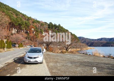 Le côté nord du lac Kawaguchi dans la préfecture de Yamanashi, Japon. Banque D'Images