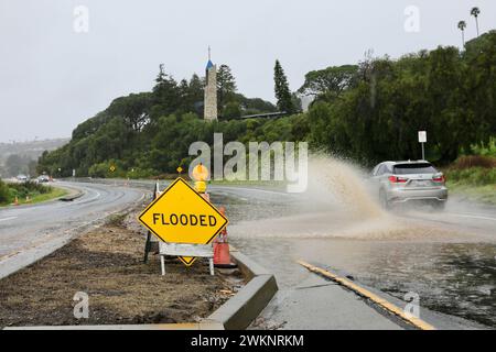 Pékin, Chine. 22 février 2024. Une route est inondée près de la Chapelle Wayfarers à Rancho Palos Verdes, comté de Los Angeles, Californie, États-Unis, le 20 février, 2024. une tempête puissante continue de frapper la côte ouest des États-Unis mardi avec de fortes pluies, de la neige et du vent, alors que la surveillance des inondations reste en vigueur dans toute la Californie. Crédit : Xinhua/Alamy Live News Banque D'Images