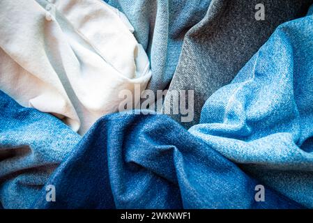 Différentes nuances et couleurs de tissus denim. Fond de texture denim. Banque D'Images