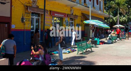 Revendeurs et magasins à Pochutla, Baja de Huatulco, Côte du Pacifique Sud, État d'Oaxaca, Mexique, Amérique centrale Banque D'Images