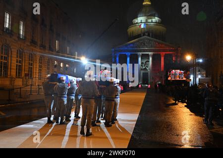 Cérémonie d'État pour l'intronisation au mausolée du Panthéon de Missak Manouchian et de son épouse Melinee, à Paris, France, le 21 février 2024. Lors d'une cérémonie solennelle dans le majestueux bâtiment du Panthéon mercredi, le président français a rendu hommage à la mémoire de Missak Manouchian et son épouse, Melinee, également résistante, ont été inhumés dans le mausolée abritant les héros nationaux de la France. Les noms de 23 des autres résistants de Manouchian, dont la plupart ont été abattus avec lui le 21 février 1944, seront gravés dans la voûte où le couple a été inhumé. Photo de Jacques Witt/Poo Banque D'Images